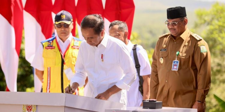 Pj Gubernur Safrizal Dampingi Presiden Jokowi Resmikan 25 Ruas Jalan dan Jembatan di Aceh