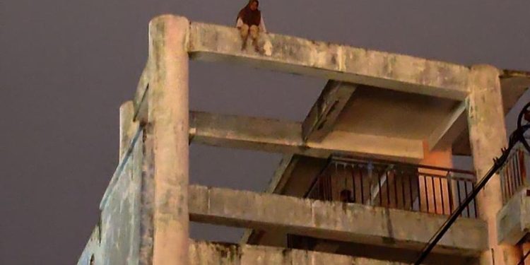 Kapolsek Peukan Banda dan Keluarga Gagalkan Seorang Gadis yang akan Bunuh Diri
