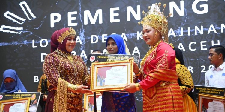 Gampong Kueh Aceh Besar Juara Favorit Lomba Desa Kerajinan Dekranasda 2024