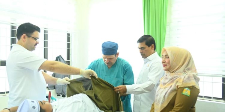 Kadinkes Aceh Besar Hadiri Kegiatan Khitanan Massal UIN Ar-Raniry