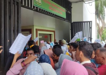 Termakan Isu Hoaks, Warga Rame-Rame ke Kantor Gubernur Aceh