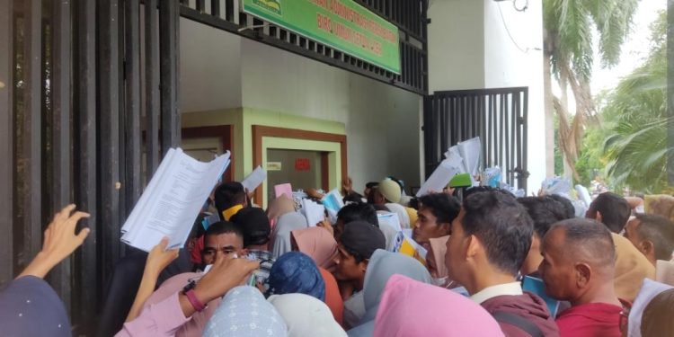 Termakan Isu Hoaks, Warga Rame-Rame ke Kantor Gubernur Aceh