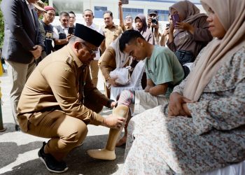 Pj Gubernur Safrizal Pasangkan Kaki Palsu untuk Penyandang Disabilitas