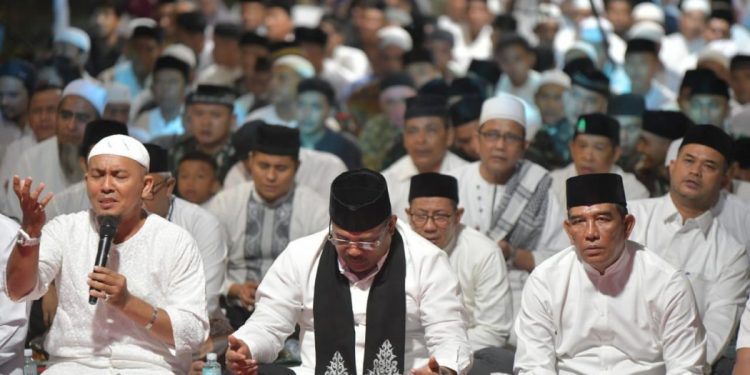 Pj Gubernur dan Ratusan Masyarakat Kumandangkan Doa dan Zikir di Acara Malam Renungan 20 Tahun Tsunami