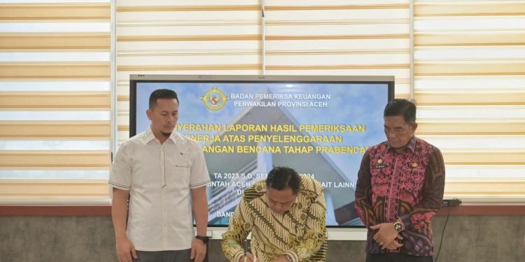 Plt Sekda Aceh Terima Laporan Penyerahan Hasil Pemeriksaan BPK