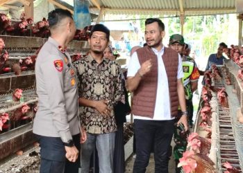 Camat Blang Bintang Salurkan Telur Gratis ke Masyarakat Cot Geundruet