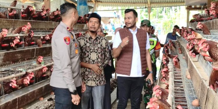 Camat Blang Bintang Salurkan Telur Gratis ke Masyarakat Cot Geundruet