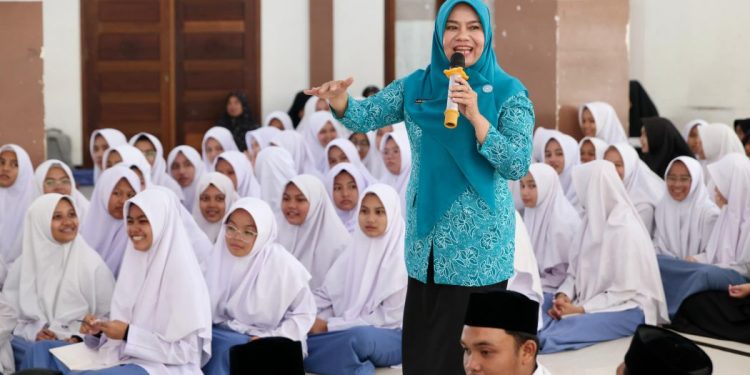 Pj Ketua TP PKK Aceh Edukasi Santri MDTI Tentang Gizi, Anemia, dan Pengembangan Diri
