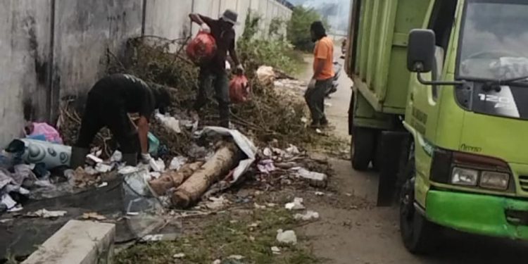DLH Aceh Besar Sisir Tumpukan Sampah di Darul Imarah