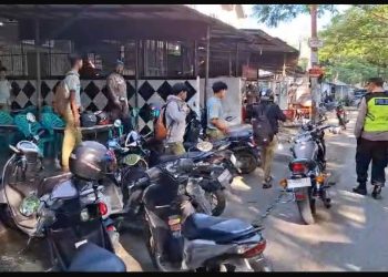 Polisi Amankan Pelajar Bolos Sekolah Saat Nongkrong di Warkop