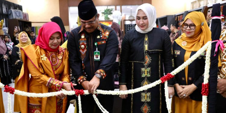 Pj Gubernur Safrizal Resmikan Galeri Seuramoe Dekranasda Aceh, Dorong Pengembangan UMKM dan Digitalisasi