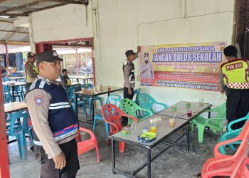 Polisi Tempel Spanduk Di Warkop Larang Siswa Bolos Sekolah