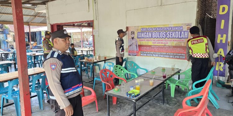 Polisi Tempel Spanduk Di Warkop Larang Siswa Bolos Sekolah