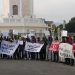 Puluhan Pemuda Bentang Bendera Bulan Bintang dan Spanduk Di Pelataran Mesjid Raya Baiturrahman