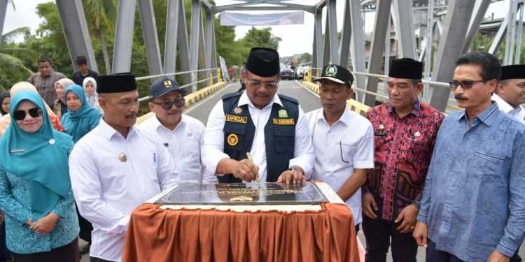 Pj Gubernur Safrizal Resmikan Jembatan Tutu Panyang Samalanga