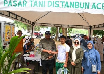 Safrizal & Safriati Bagi Doorprize di Pasar Tani