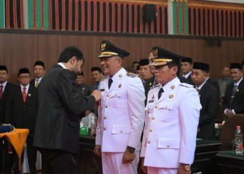 Mualem Lantik Suhaidi dan Maliki Jadi Bupati dan Wakil Bupati Gayo Lues