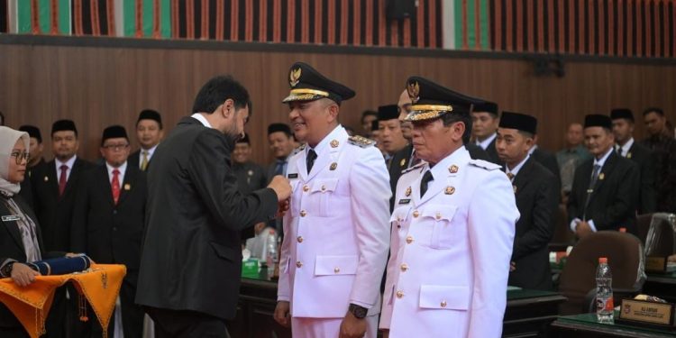 Mualem Lantik Suhaidi dan Maliki Jadi Bupati dan Wakil Bupati Gayo Lues