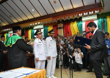 Lantik Wali Kota dan Wakil Wali Kota, Mualem Siap Bantu Pembangunan Kota Lhokseumawe