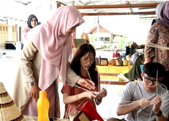 Wakil Ketua Dekranasda Aceh Besar Sambut Kunker Delegasi Mahasiswa University Teknologi Malaysia