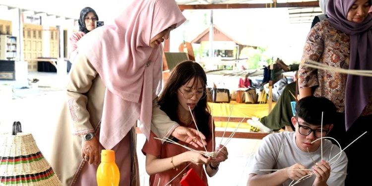 Wakil Ketua Dekranasda Aceh Besar Sambut Kunker Delegasi Mahasiswa University Teknologi Malaysia