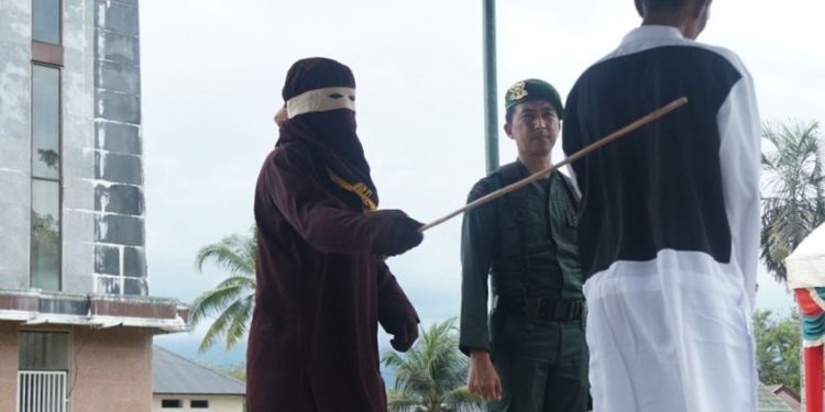 Tiga Pelaku Maisir di Aceh Besar Dicambuk 10 Kali