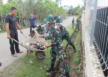 Gotong Royong Sambut Ramadhan, TNI dan Warga Bersihkan Masjid di Jantho