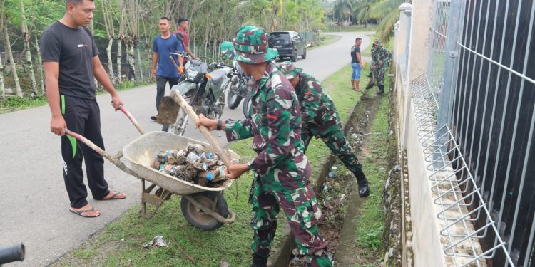 Gotong Royong Sambut Ramadhan, TNI dan Warga Bersihkan Masjid di Jantho