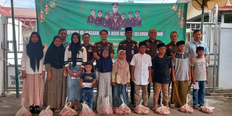 Semarak Ramadhan: Kejati Aceh Salurkan Ratusan Paket Daging Meugang
