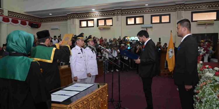 Lantik Bupati dan Wakil Bupati Aceh Barat, Mualem: Tidak Ada Sekat Antara Gubernur dan Bupati