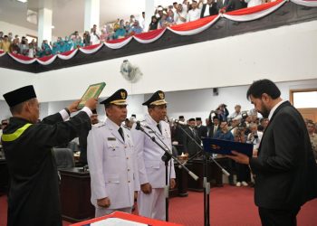Muzakir Manaf Resmi Lantik Sarjani-Alzaizi sebagai Bupati dan Wakil Bupati Pidie