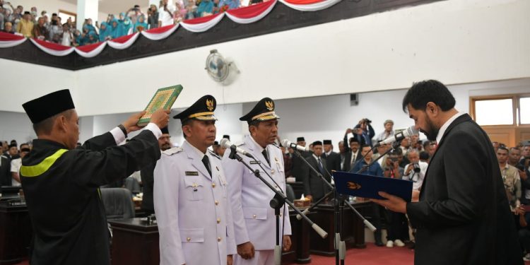 Muzakir Manaf Resmi Lantik Sarjani-Alzaizi sebagai Bupati dan Wakil Bupati Pidie