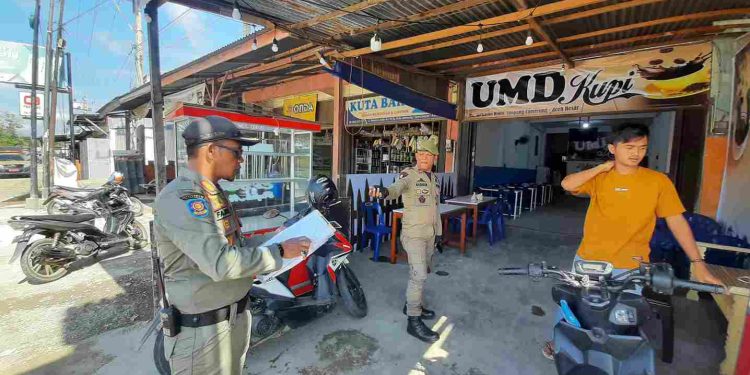 Satpol PP Aceh Besar Berikan Surat Teguran Kedua Kepada Pedagang di Darul Imarah