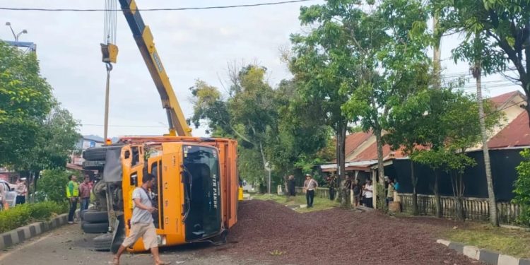 Kecelakaan Truk di Simpang Dodik, Jalan Dipenuhi Sawit Brondol