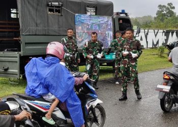 Yonif 117/KY Bagikan Takjil Gratis di Kota Jantho, Pererat Kebersamaan di Bulan Ramadhan