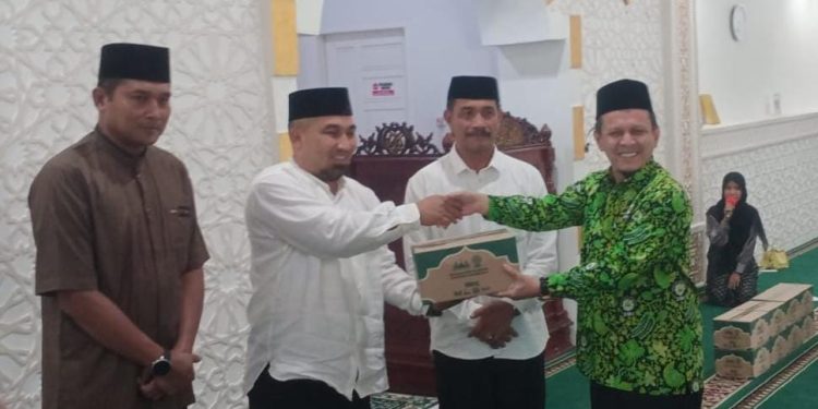 DMI Aceh Salurkan Bantuan Perlengkapan Kebersihan Masjid Melalui DMI Aceh Besar dI Masjid Lanud SIM