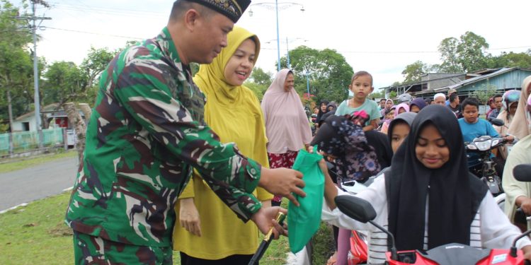Yonif 117/KY Bangi Takjil kepada  Masyarakat Jantho