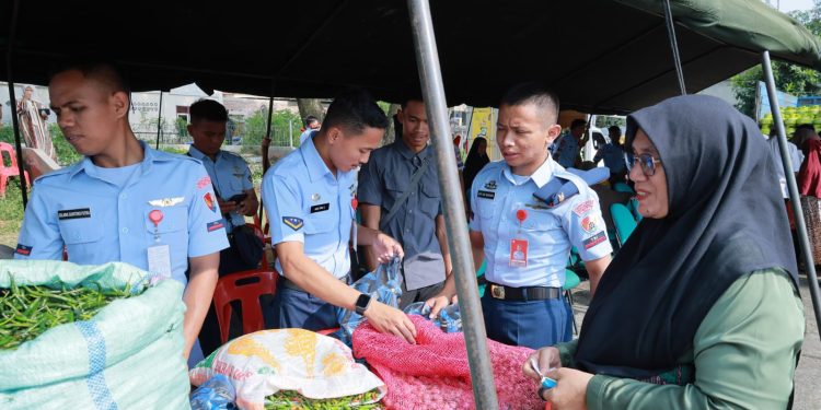 Rayakan HUT ke-79, TNI AU Gelar Bazar Murah Bersama Pemkab Aceh Besar