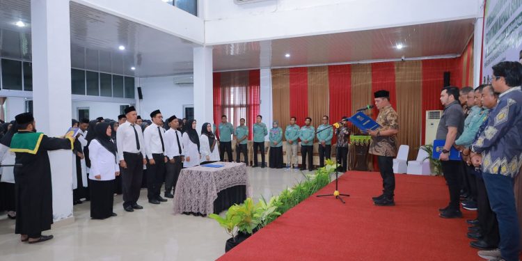 Bupati Aceh Besar Serahkan 356 SK PPPK dan Lantik 6 Kepsek