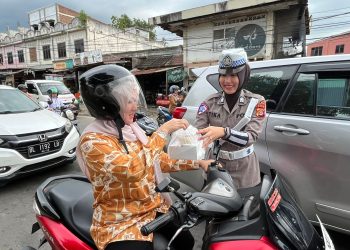 Personel Ditlantas Polda Aceh Bagikan Takjil untuk Pengendara