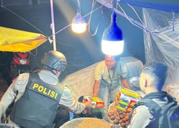 Sambil Patroli, Personel Sat Samapta Polres Langsa Bagikan Sahur Gratis kepada Masyarakat