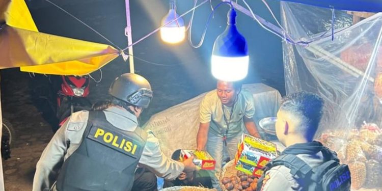 Sambil Patroli, Personel Sat Samapta Polres Langsa Bagikan Sahur Gratis kepada Masyarakat