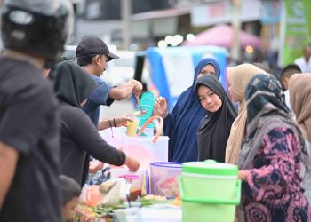 Puasa Perdana, Masyarakat Serbu Lapak Takjil di Pasar Ketapang