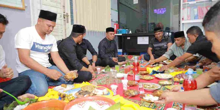 Bupati Syech Muharram Silaturahmi dan Buka Puasa Bersama Masyarakat Gampong Cot Lamkuweuh