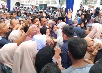 Warga Kecewa, Antrian Penukaran Uang Baru Berdesakan di Banda Aceh