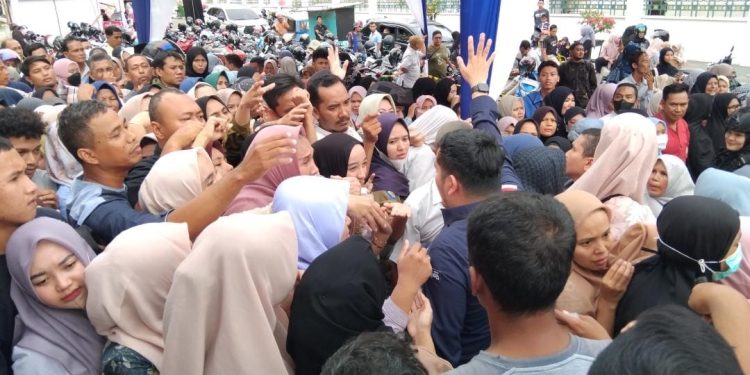 Warga Kecewa, Antrian Penukaran Uang Baru Berdesakan di Banda Aceh