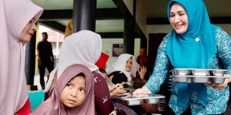 Ketua PKK Aceh Kunjungi Dapur MBG di Banda Aceh, Suapi Balita dan Dukung Pemenuhan Gizi Masyarakat