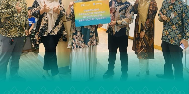 BSI Aceh Serahkan Hadiah Umroh bagi Pemenang Migrasi BSI Mobile ke Byond by BSI