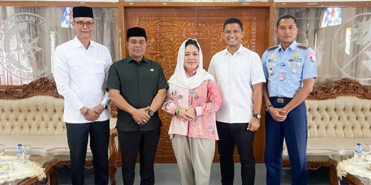 Syech Muharram Antar Keberangkatan Titiek Soeharto di Bandara SIM
