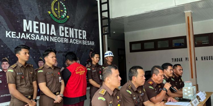 Tersangka Korupsi Dana PNPM Diserahkan ke Kejari Aceh Besar, Negara Rugi Rp1,6 Miliar